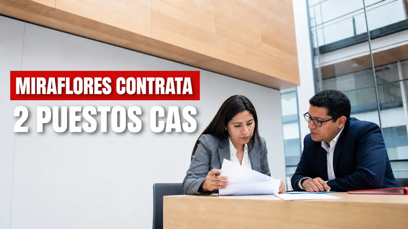 Profesionales revisando documentos para una convocatoria CAS de Miraflores